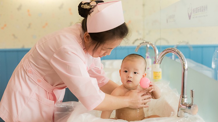 新生儿的正确抱法如何包裹新生儿